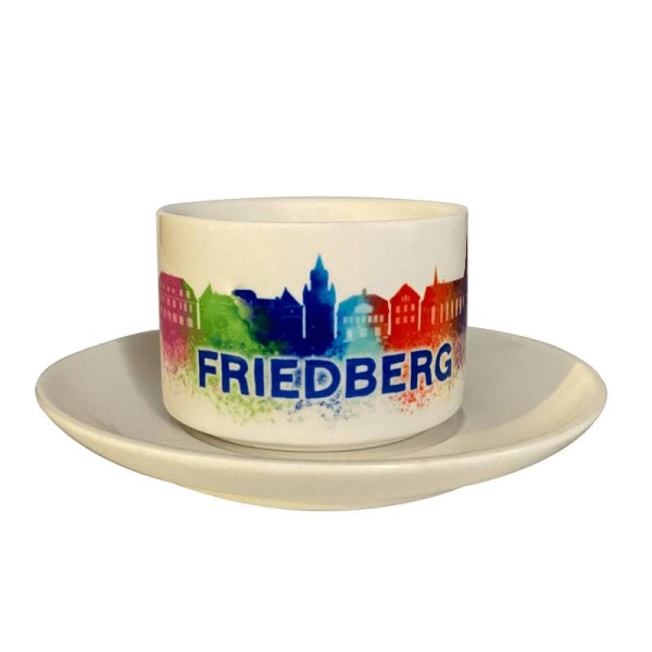 Kaffeetasse mit Untertasse in weiß mit regenbogenfarbenem Motiv aus Friedberger Wahrzeichen als Silhouette und auffälligem Schriftzug Friedberg bei KönigPlus